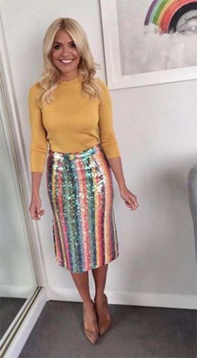 holly willoughby shows off tan on instagram