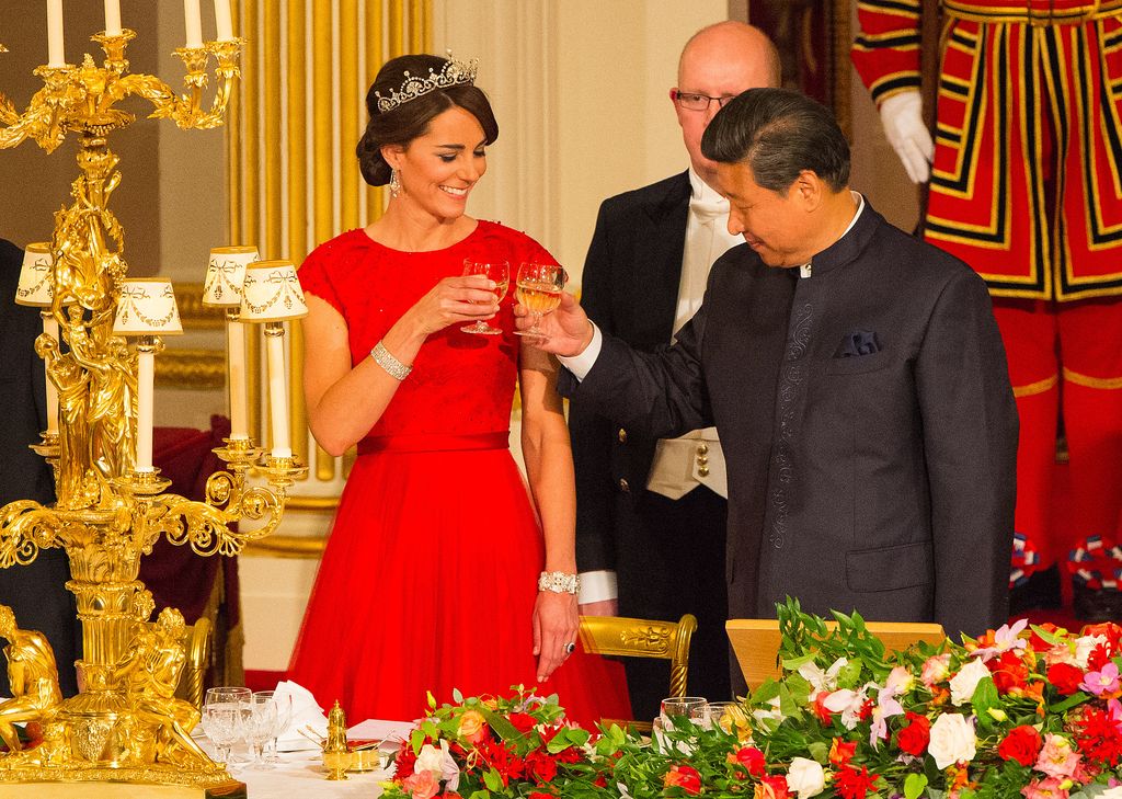 Chinese President Xi Jinping raises a glass with Princess Kate