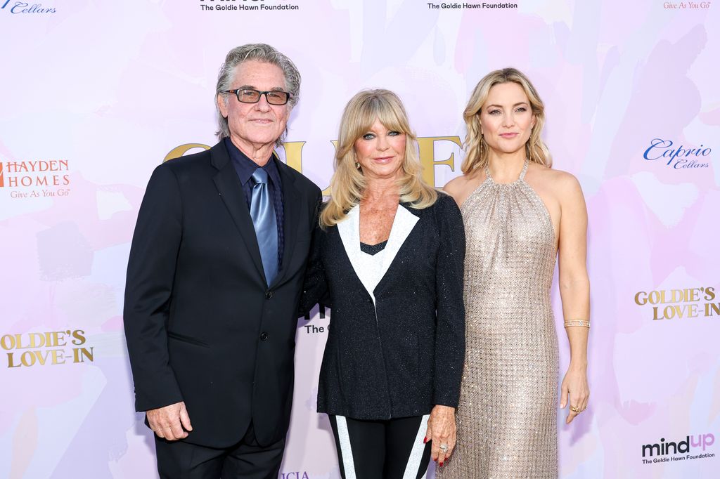 Goldie Hawn with Kurt Russell and Kate Hudson on the red carpet 