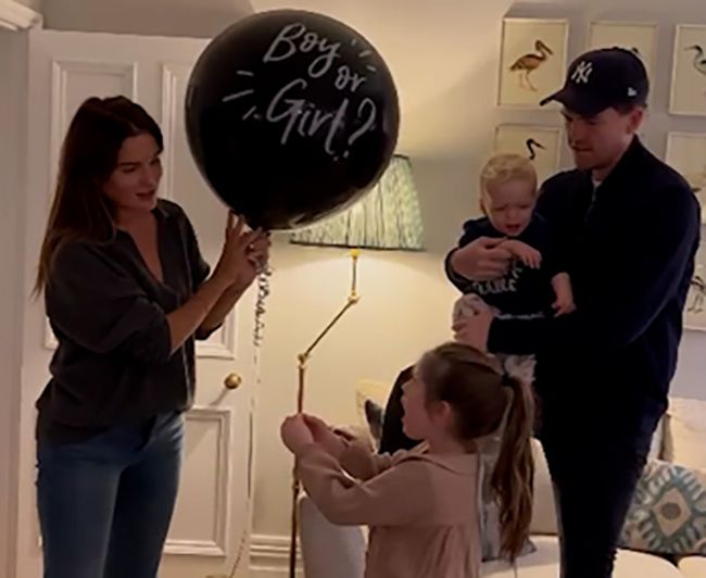 Binky Felstead and family prepare to pop balloon