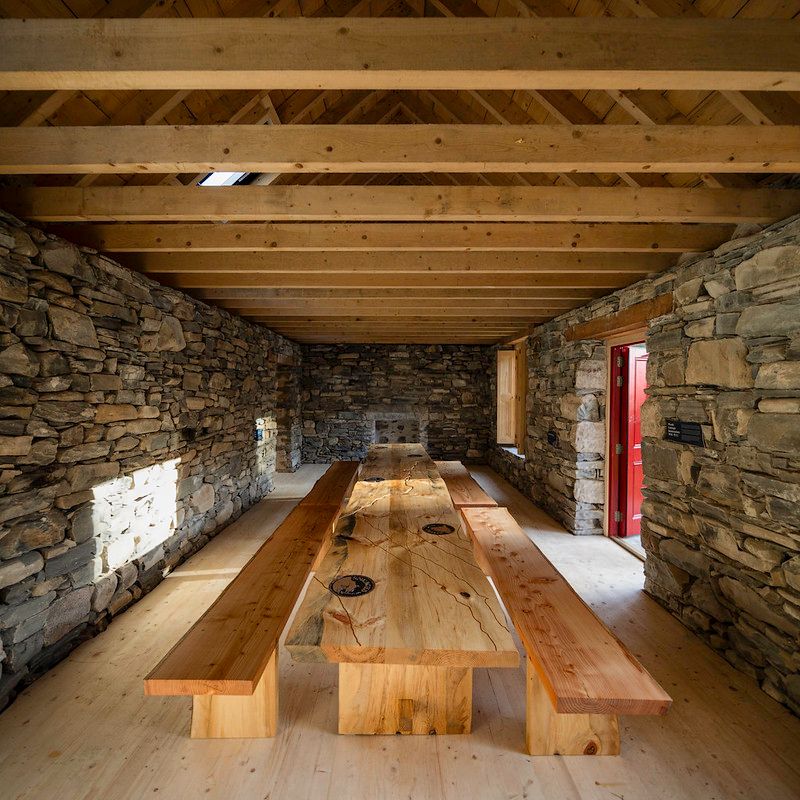 table en bois à l'intérieur du chalet 