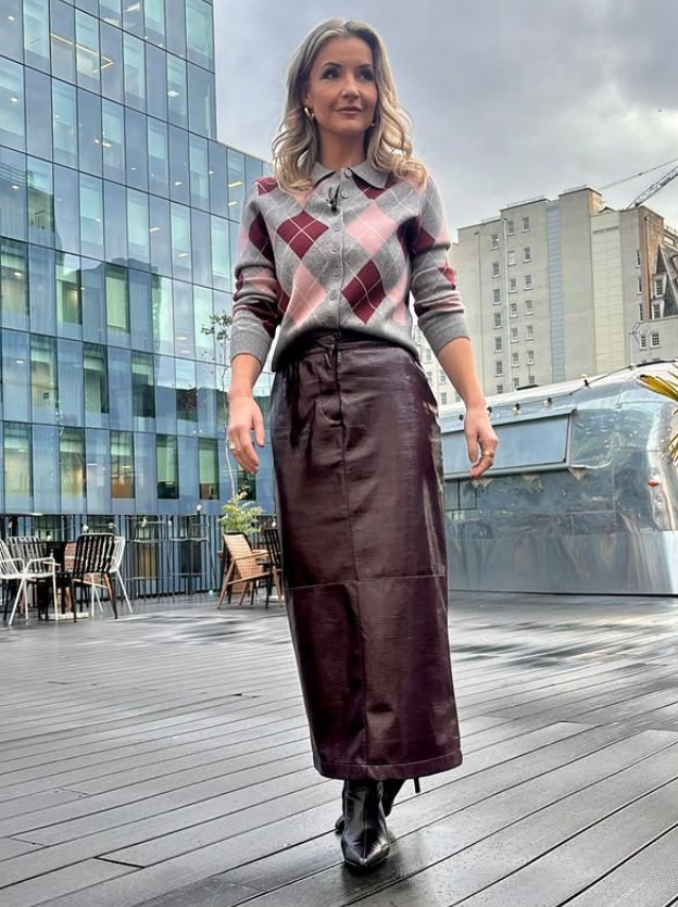 Une photo d'Helen Skelton portant une jupe en cuir et un haut à carreaux