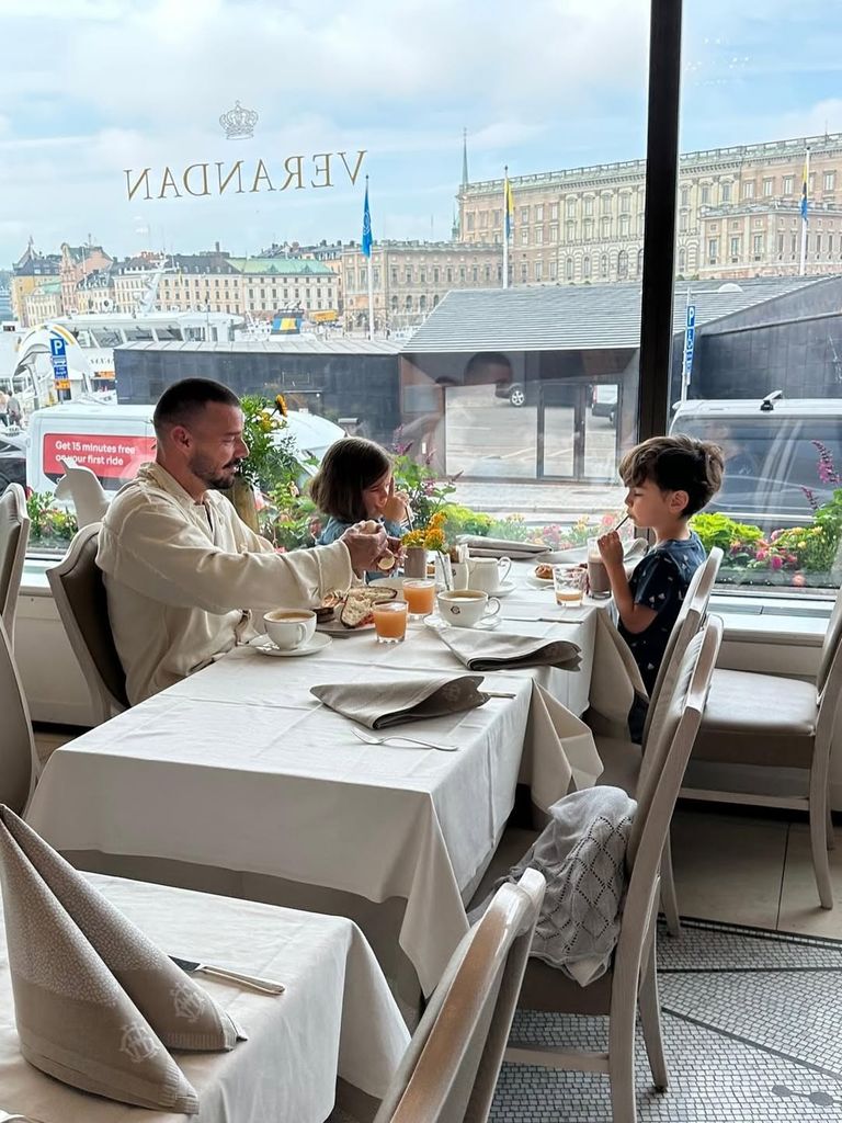 Ricky Martin et ses enfants Renn et Lucia ont photographié lors du petit déjeuner dans un restaurant de Stockholm, partagé sur Instagram