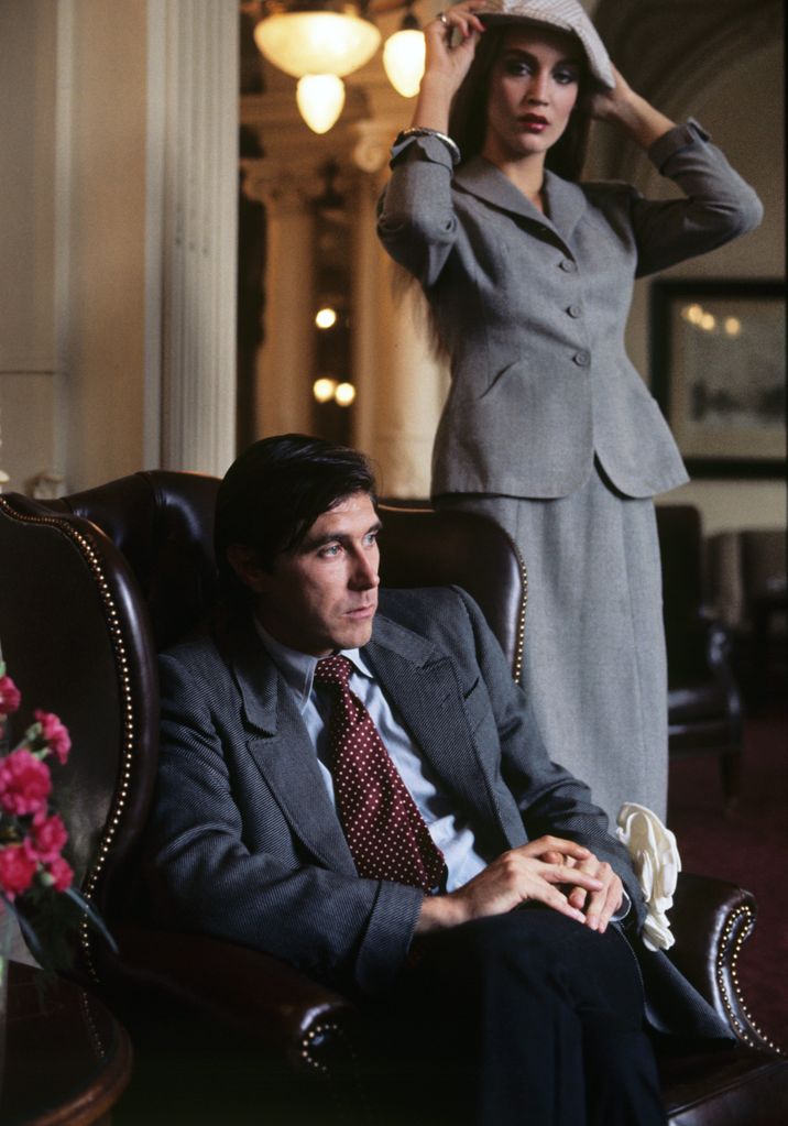 Usando um biquíni cinza com Bryan Ferry em Amsterdã em 1976.