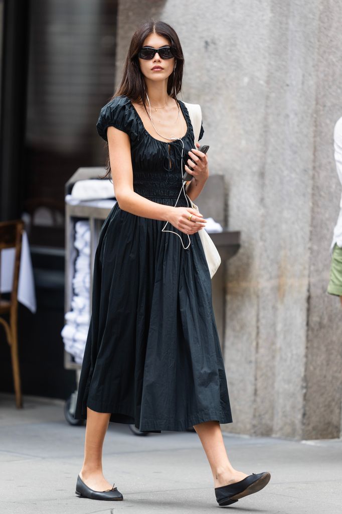 Toutes les fois Kaia Gerber a prouvé qu'elle était l'ultime muse de style de rue d'été 4 Kaia Gerber Black Sund foulard