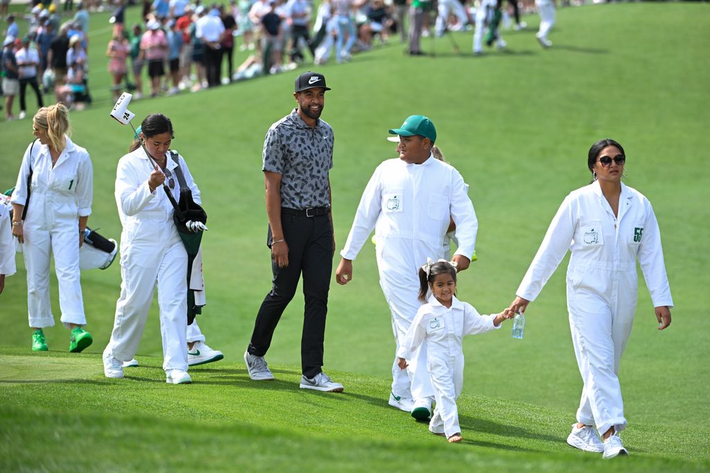 Rencontrez la femme du golfeur professionnel Tony Finau et leurs 6 enfants 4 Sa famille l'encourage pendant les matchs