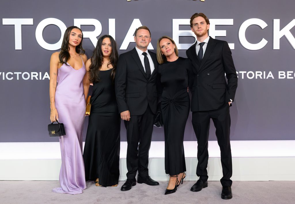 La mère de quatre enfants (photographiée avec certains de ses enfants en octobre) semble rester neutre