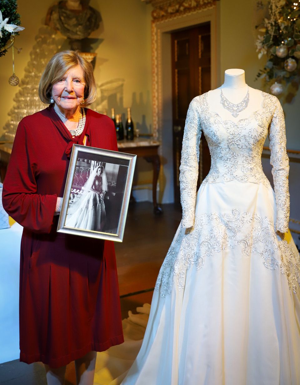 Lady Anne Glenconner em seu vestido de noiva Norman Hartnell e uma fotografia do dia de seu casamento