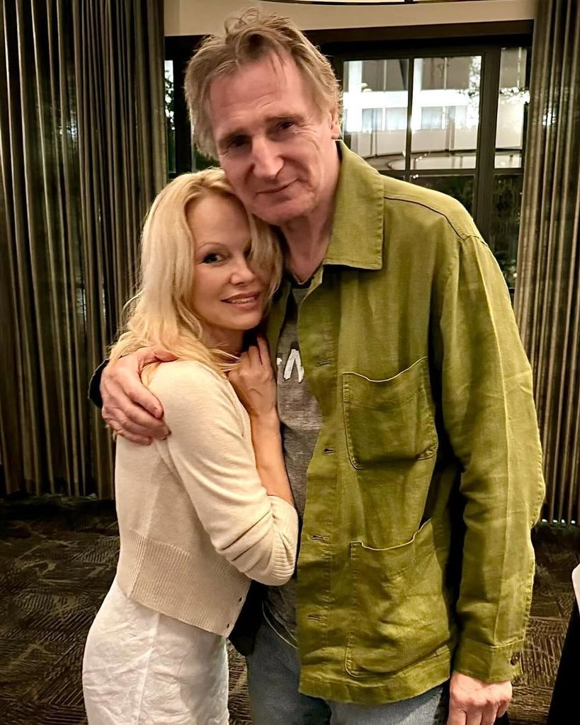 Pamela Anderson Liam Neeson étreint