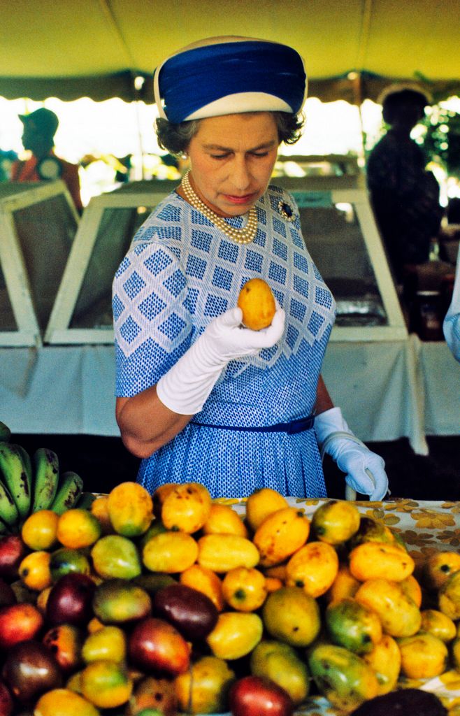 la reine tenant une mangue en 1977