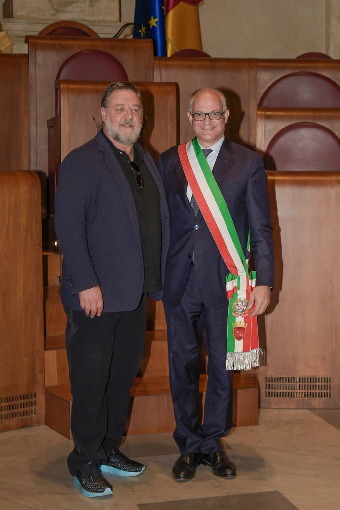 ROMA, Itália - 14 DE OUTUBRO: Russell Crowe e Roberto Gualtieri são vistos durante uma cerimônia de nomeação embaixadora em 14 de outubro de 2022 em Roma, Itália.  (Foto de Mega/GC Images)