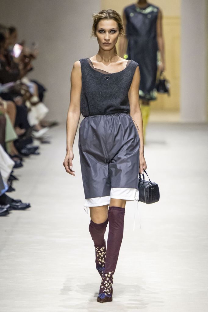 Bella Hadid défile lors du défilé Prada automne/hiver 2026