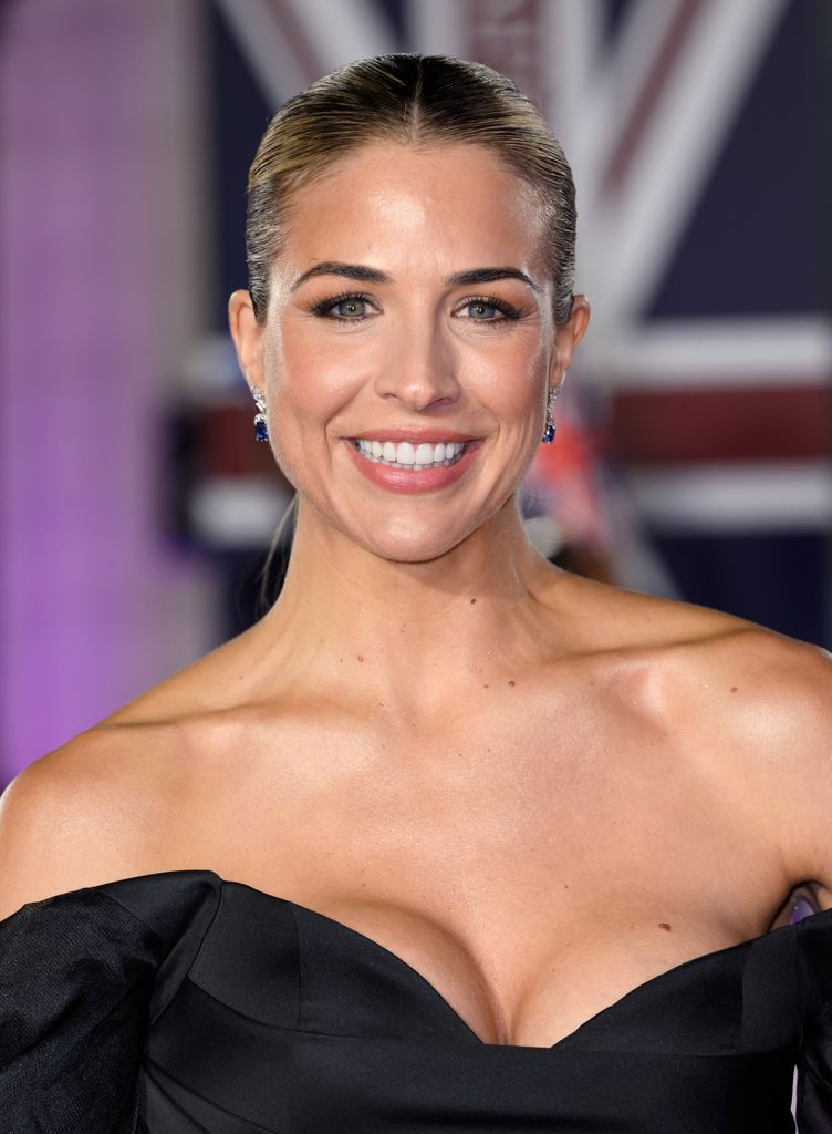 Gemma Atkinson sorrindo com o cabelo preso em um rabo de cavalo