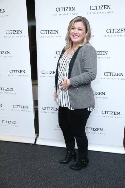 Kelly Clarkson pregnant in 2015 during a red carpet