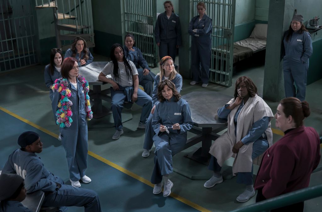 (LR): Carrie Preston dans le rôle d'Elsbeth Tascioni, Mary-Louise Parker comme Freya Frostad, Alyssa Milano comme Pupetta del Ponte, Gina Gershon comme Vanessa Holmes, Elizabeth Lail comme Quinn Powers, Retta comme Margo, et Donna Lyne Champlin en tant que Mama Martin à Elsbeth