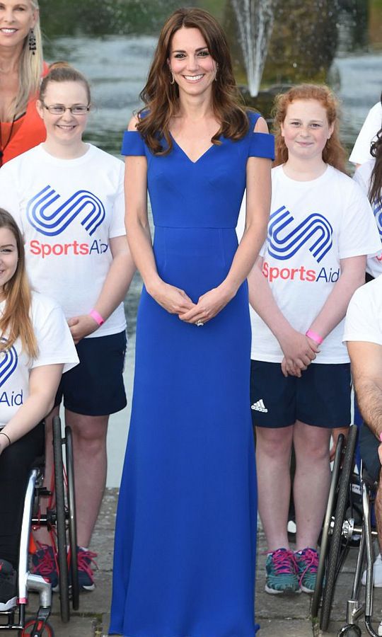 Kate Middleton dazzles in blue gown at SportsAid charity dinner in(00)