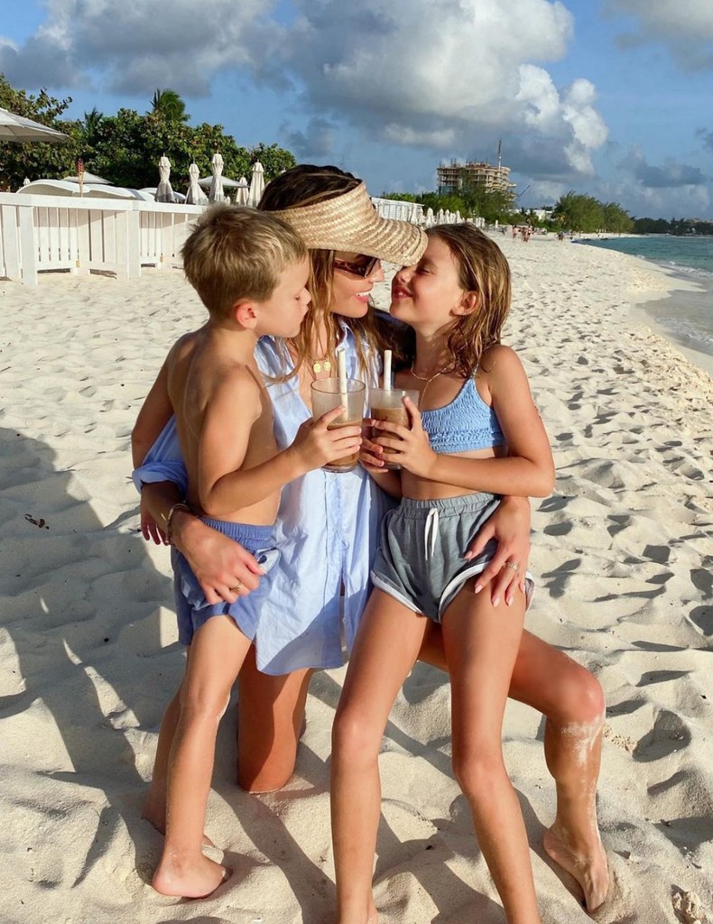 Photo of Elizabeth Chambers with her kids in the Cayman Islands
