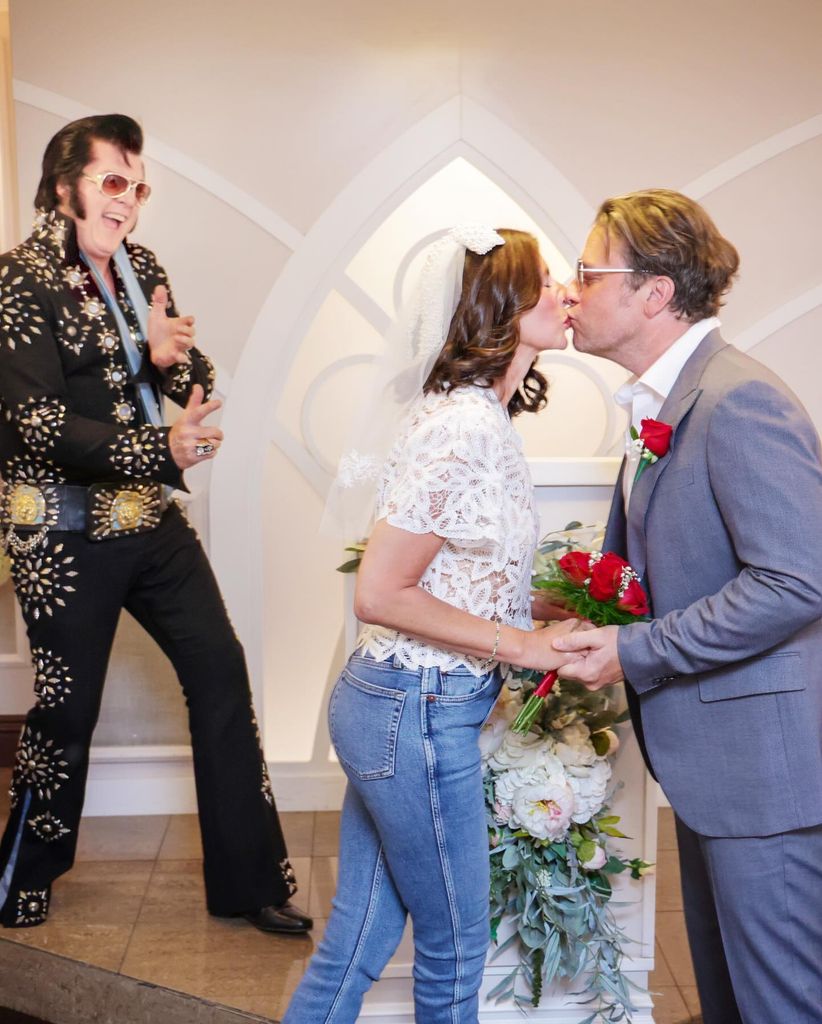 Jamie and Jools Oliver kissing at Vegas wedding chapel
