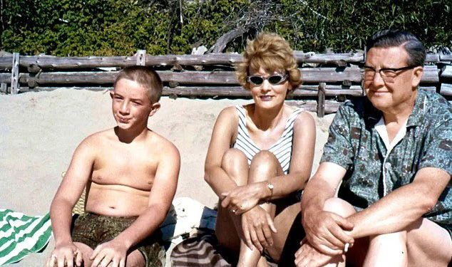 Фотография Мартина Шорта, сидящего на пляже с покойными родителями в детстве.