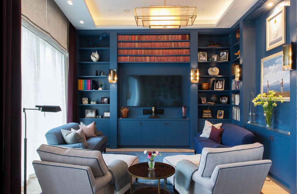 9 astuces simples pour élever votre petit salon selon un architecte d'intérieur 5 Petit salon avec la Marine construite dans les étagères