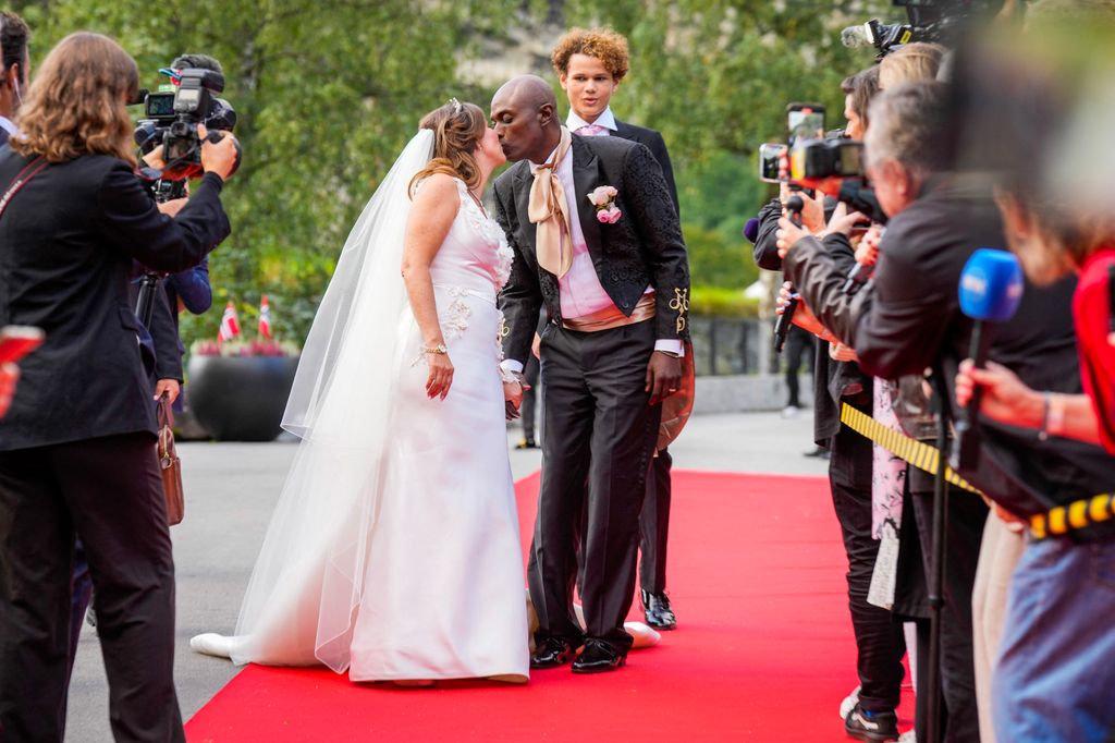 Princess Martha Louise and Durek Verrett sharing a kiss on a red carpet