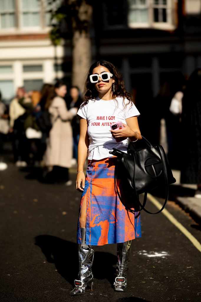 femme en slogan tee-shirt