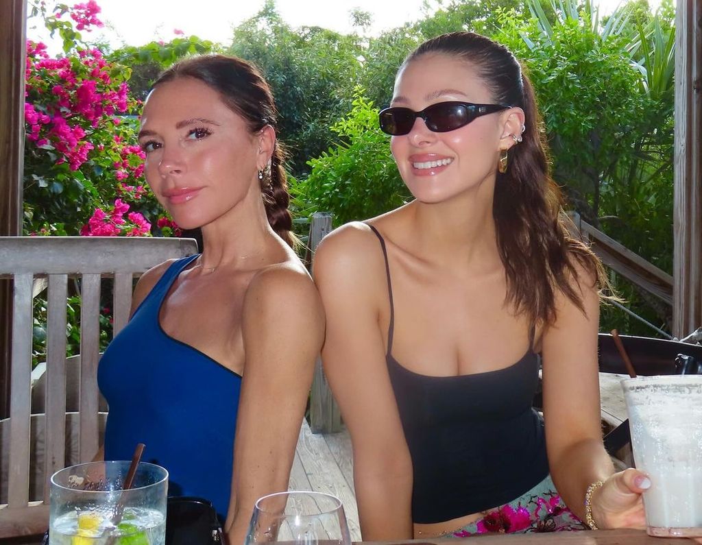 Victoria Beckham e Nicola Peltz sorriem durante férias nas Bahamas 