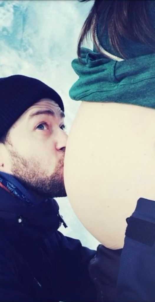Justin Timberlake kissing his wife Jessica Biel's baby bump