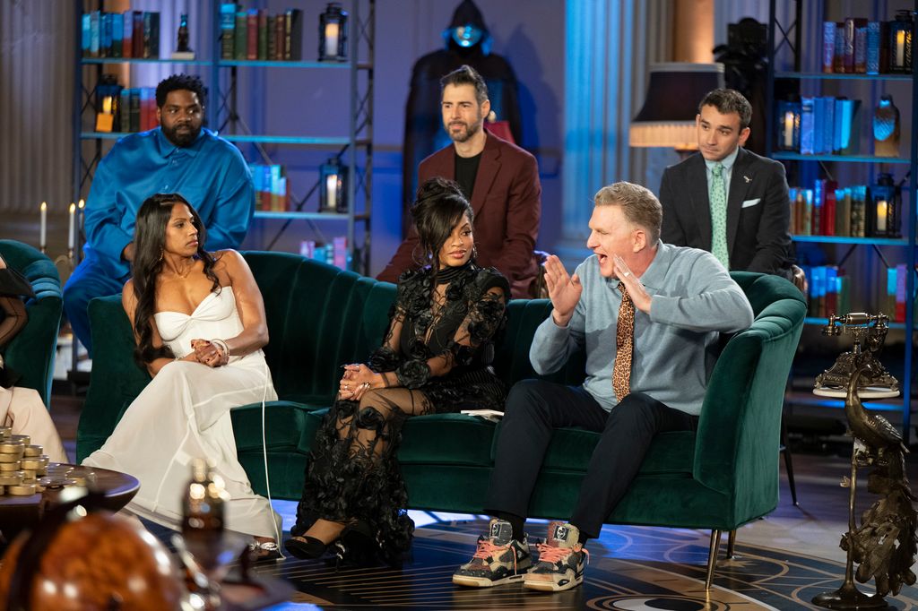 Donna, la mère de Travis Kelce, a du mal à retenir ses émotions alors que deux co-stars des Traitors s'affrontent à ses côtés 3 Michael Rapaport (en bas à droite)