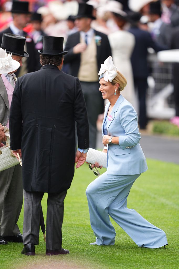 Zara Tindall melakukan yang singkat saat dia menyapa Raja Charles III dan Ratu Camilla 