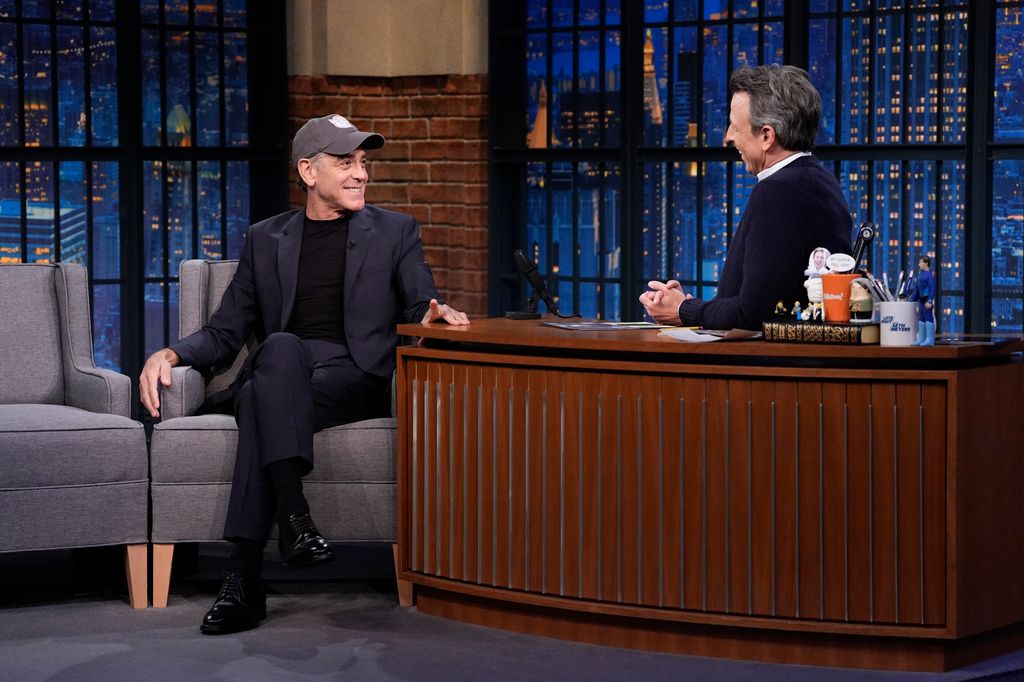 George Clooney lors d'une interview avec l'hôte Seth Meyers 