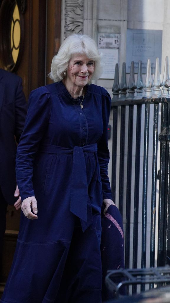 A Rainha Camilla sai da London Clinic, no centro de Londres, onde o Rei Charles está sendo tratado de um aumento da próstata