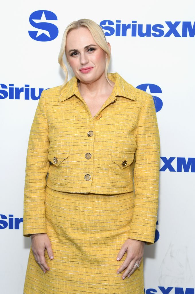 Rebel Wilson yellow outfit