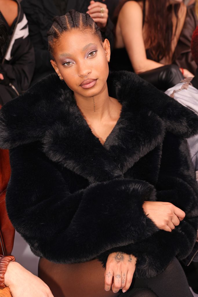 Willow Smith uczestniczy w pokazie odzieży damskiej Acne Studios wiosna-lato 2025 w ramach Tygodnia Mody w Paryżu, 25 września 2024 r. w Paryżu, Francja.