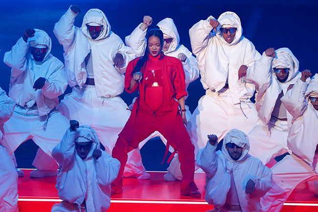 rihanna pregnancy hints you missed performance
