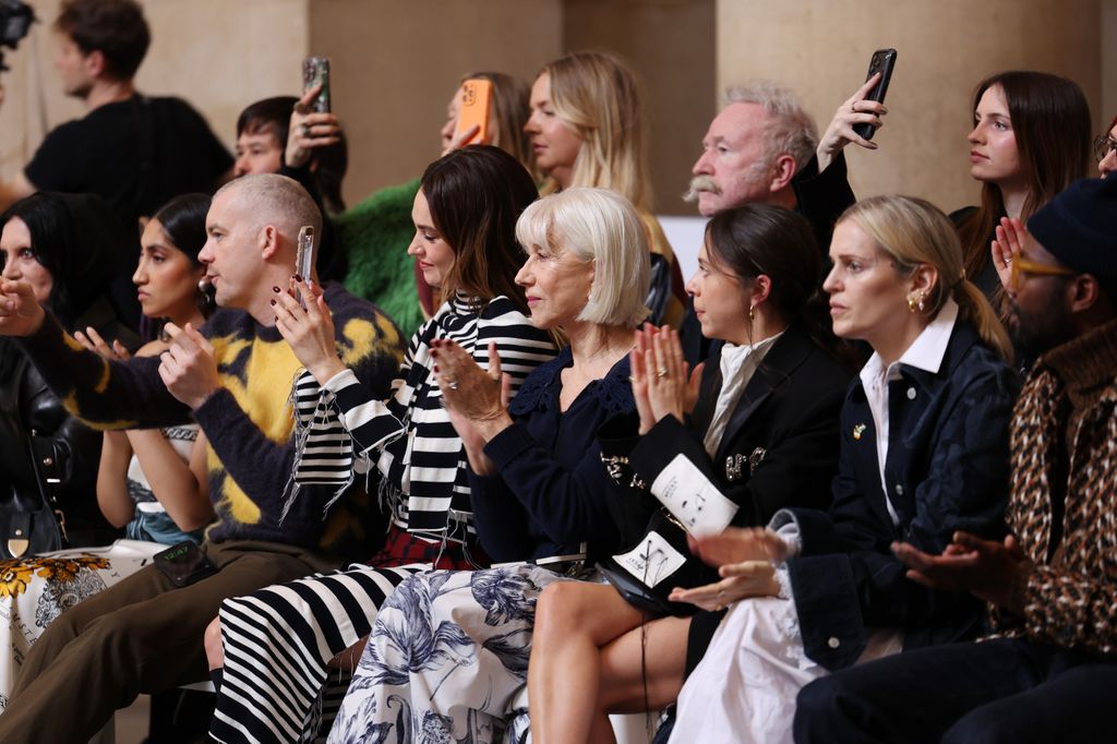 Lily James est une illusion d'optique dans un look moulant inattendu 3 La princesse Julia, Ambika Mod, Russell Tovey, Lily James, Helen Mirren, Bel Powley, Denise Gough et Omari Douglas assistent au spectacle Erdem