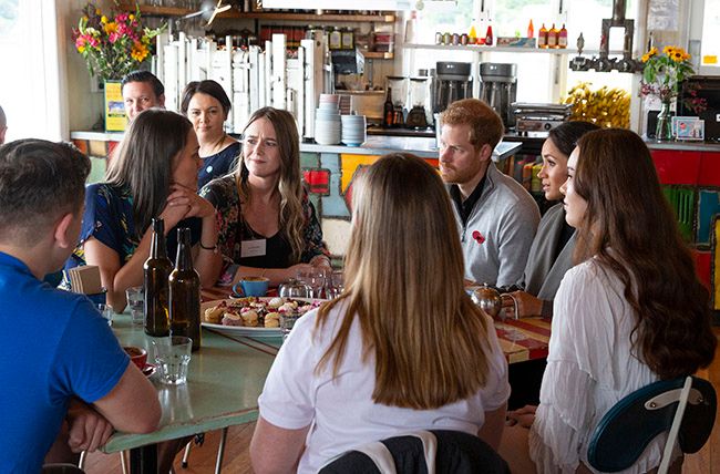 harry meghan cafe chat