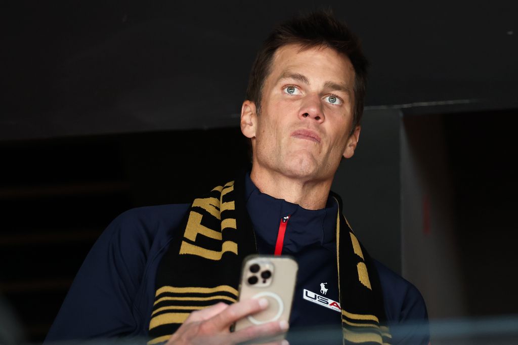 Tom Brady regarde le match pour la médaille d'or féminine entre les États-Unis et le Canada
