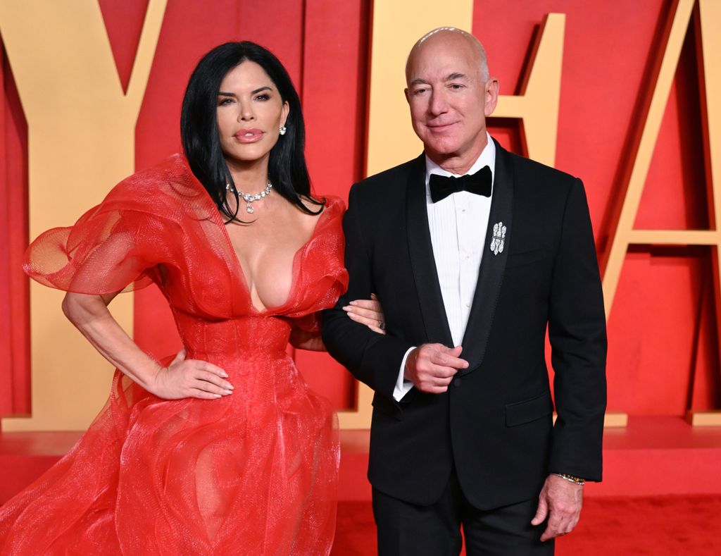 Lauren Sanchez e Jeff Bezos participam da festa do Oscar da Vanity Fair de 2024, organizada por Radhika Jones no Wallis Annenberg Center for the Performing Arts em 10 de março de 2024 em Beverly Hills, Califórnia