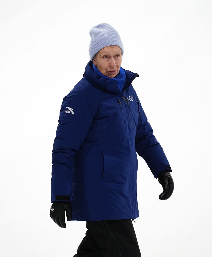 La Princesse Royale arrive pour remettre les médailles de la finale féminine de snowboard Big Air au Livigno Snow Park,