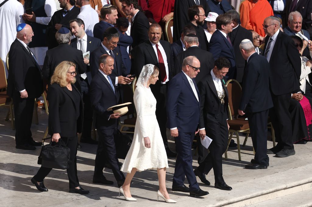 La princesa Charlene es uno de los reyes de la Autoridad Real que se le permite usar blanco ante el Papa