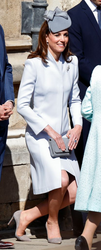 Kate Middleton faz uma reverência à Rainha Elizabeth II enquanto participa do tradicional culto de Domingo de Páscoa na Capela de São Jorge, no Castelo de Windsor, em 21 de abril de 2019 em Windsor, Inglaterra. 