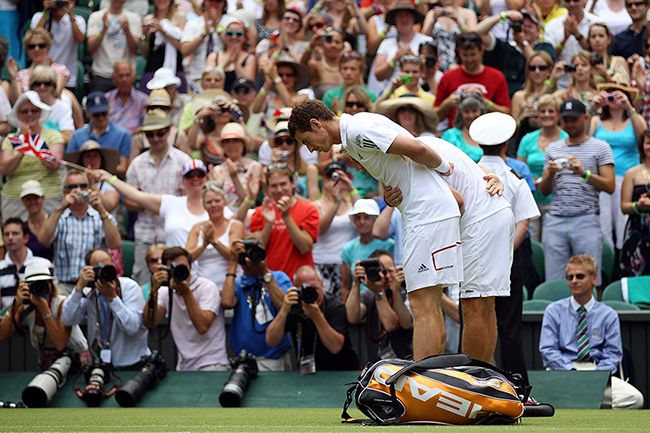 andy murray bows to the queen wimbledon 2010
