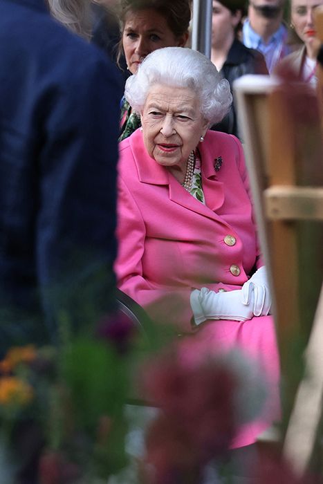 the queen wearing pink