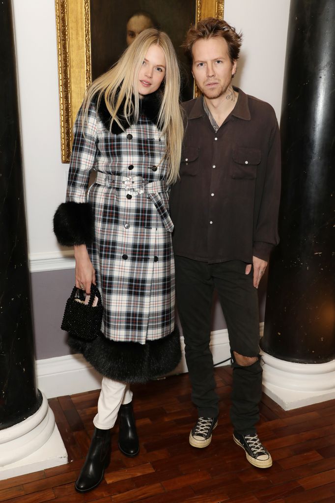 Gabriella Wilde et Alan Pownall assistent au défilé Shrimps lors de la Fashion Week de Londres, le 14 février 2020 à Londres, en Angleterre. (Photo de Darren Gerrish/WireImage)
