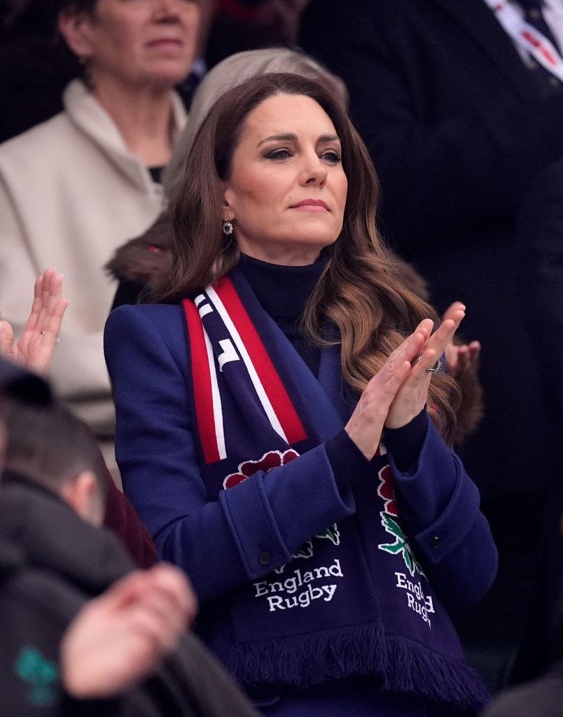 Kate Middleton applaudit tout en ayant l'air mécontente