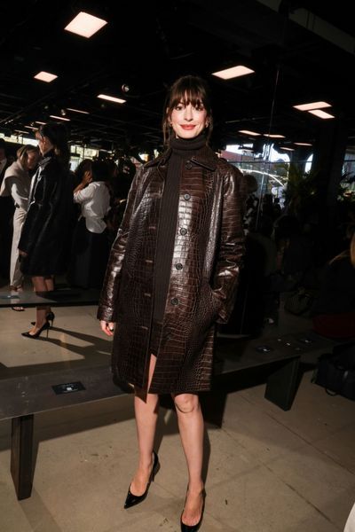 Anne Hathaway recreates an iconic Devil Wears Prada moment at New York  Fashion Week
