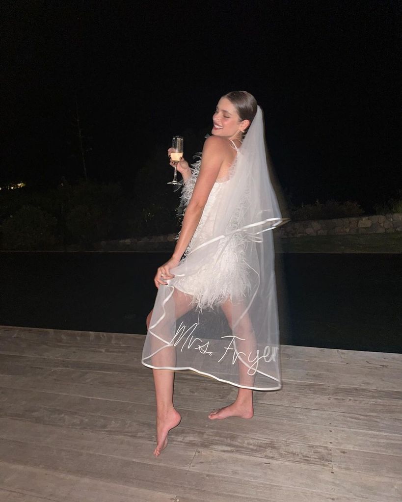 Das Model trug an ihrem Hochzeitstag ein Etro-Kleid, das in Colorado verkauft wurde