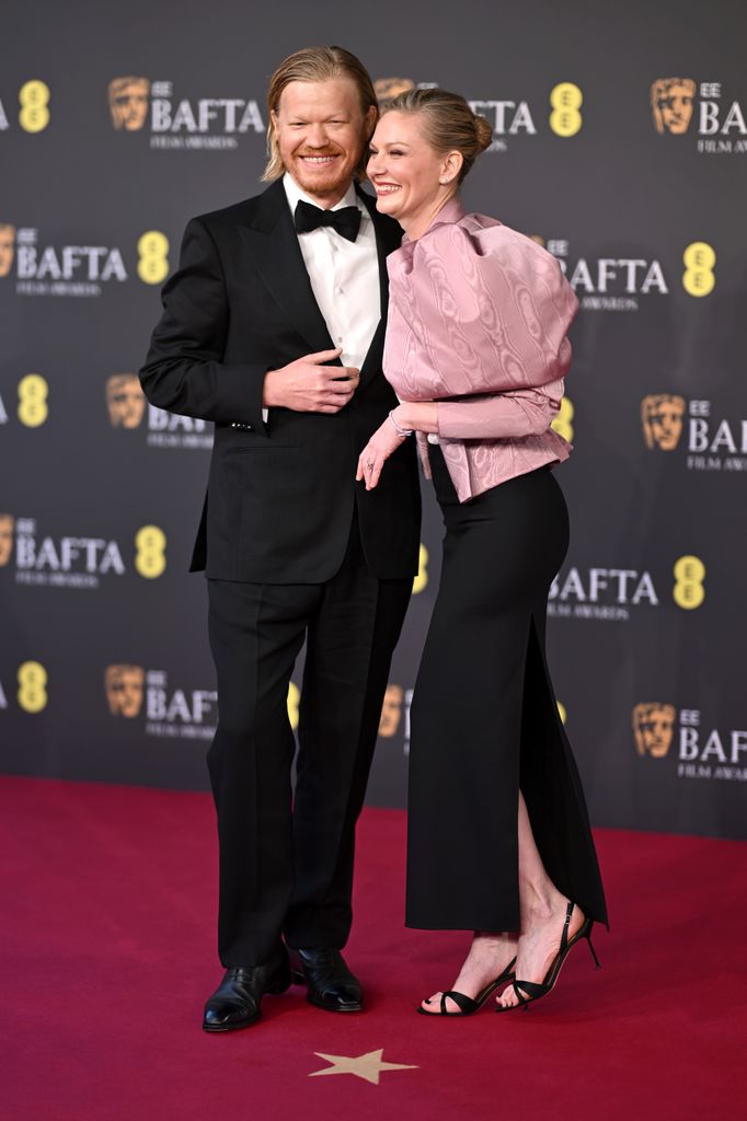 Jesse Plemons et Kirsten Dunst assistent aux EE BAFTA Film Awards 2026 au Royal Festival Hall 