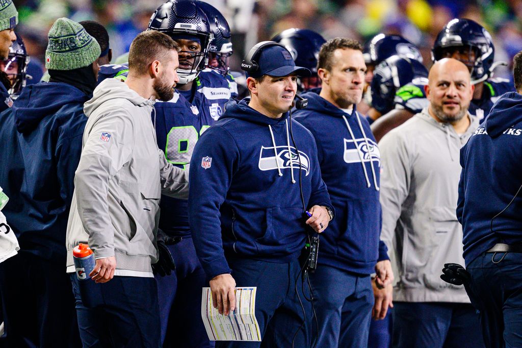 L'entraîneur-chef Mike MacDonald des Seahawks de Seattle observe le troisième quart du match de championnat NFC contre les Rams de Los Angeles  